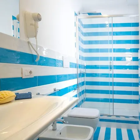 Sorrentovibes - Family In Centre Sorrent