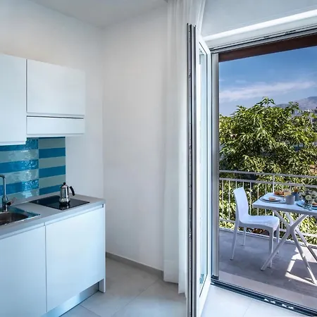 Sorrentovibes - Family In Centre *