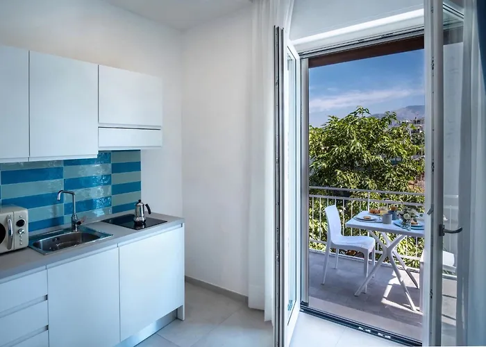 Sorrentovibes - Family In Centre *